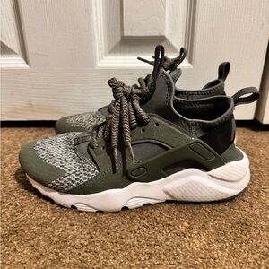 Nike Hurache in Army Green